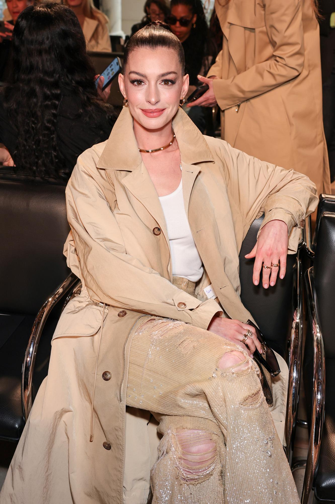 Новое лицо? Энн Хэтэуэй подогрела слухи о пластике после появления на Met Gala 2025 (видео)